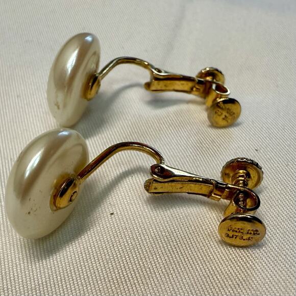 Vintage Marvella Gold Tone Faux Pearl Screw Back Earrings Pat. 3176475 USA - Picture 5 of 7